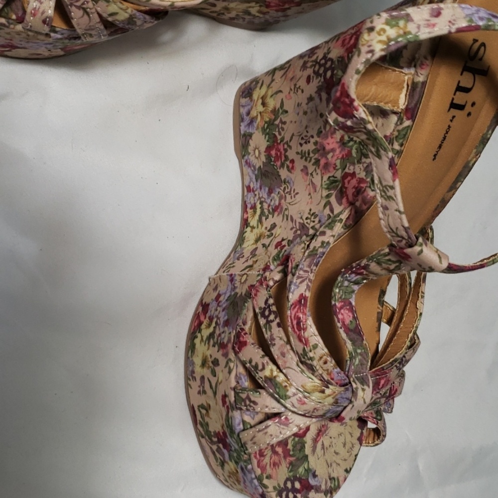 Shoes - Picture 2 of 8